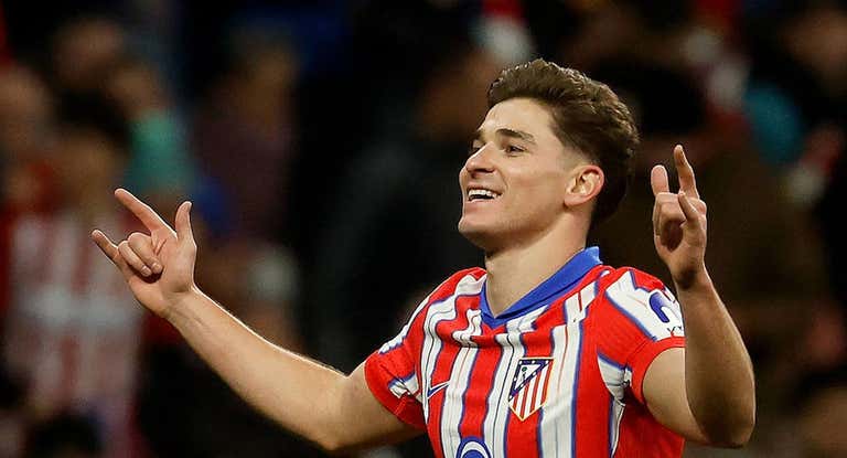 Julián Álvarez celebra un gol con el Atlético.