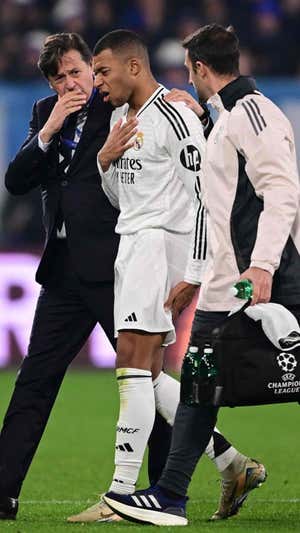 Mbappé se retira lesionado del partido contra la Atalanta. AFP