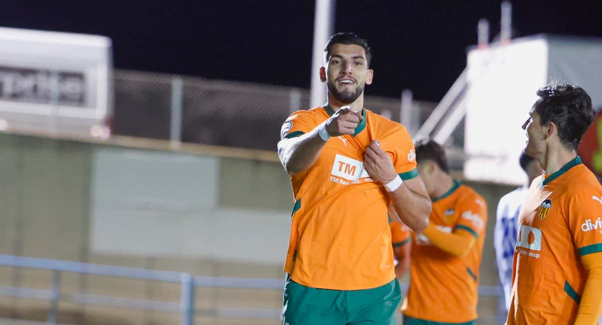 Rafa Mir celebra un gol con el Valencia tras volver de su sanción./EFE