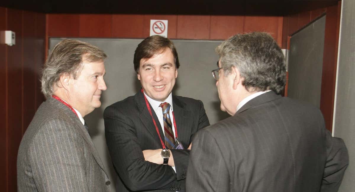 Sebastián Losada, en el centro, con Gerardo González Movilla, presidente de la AFE en 2004.