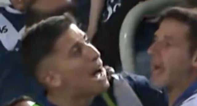 Nuevo bochorno en el fútbol argentino: los jugadores de Vélez, a golpes con la afición y el presidente termina rodando por las escaleras