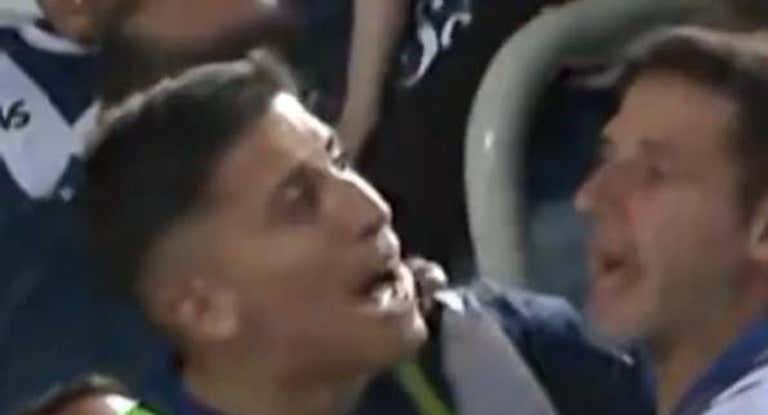 Los jugadores de Vélez estallan en la grada.