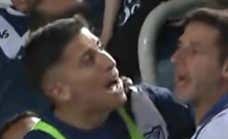 Nuevo bochorno en el fútbol argentino: los jugadores de Vélez, a golpes con la afición y el presidente termina rodando por las escaleras