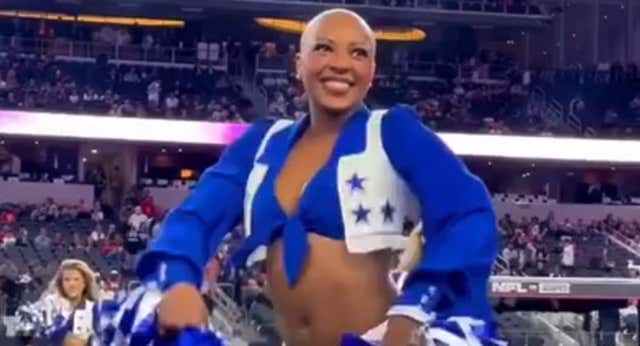 Armani Latimer, cheerleader de los Dallas Cowboys, bailó sin peluca para concienciar sobre la alopecia.