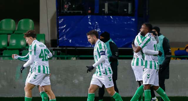 Bakambu salva al Betis de otro esperpento en Moldavia y lo deja con vida en la Conference