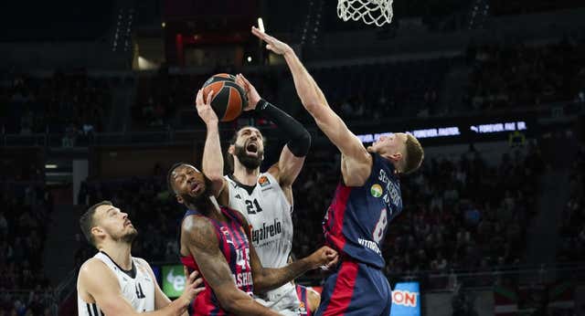 Clyburn resucita a la Virtus en Vitoria con una jugada de cuatro puntos y menos de un segundo en el marcador