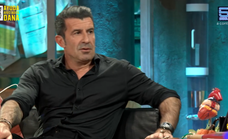 Luis Figo 'pica' al Atlético en La Revuelta y entra en el juego de David Broncano: «Mi salario en el Real Madrid era la mitad del tuyo»