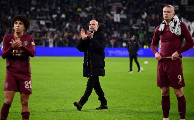 Guardiola aplaude a los aficionados desplazados a Turín. AFP
