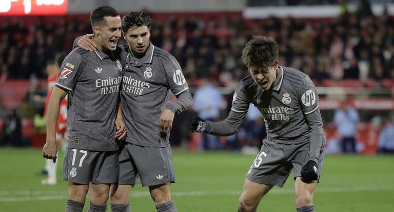 Lucas Vázquez y Brahim miran cómo Güler celebra su gol en Girona.