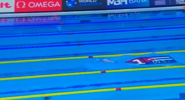 Vas a tu primer Mundial y te obligan a nadar 400 metros solo en la piscina: la imagen insolita que recuerda la odisea de Eric Moussambani