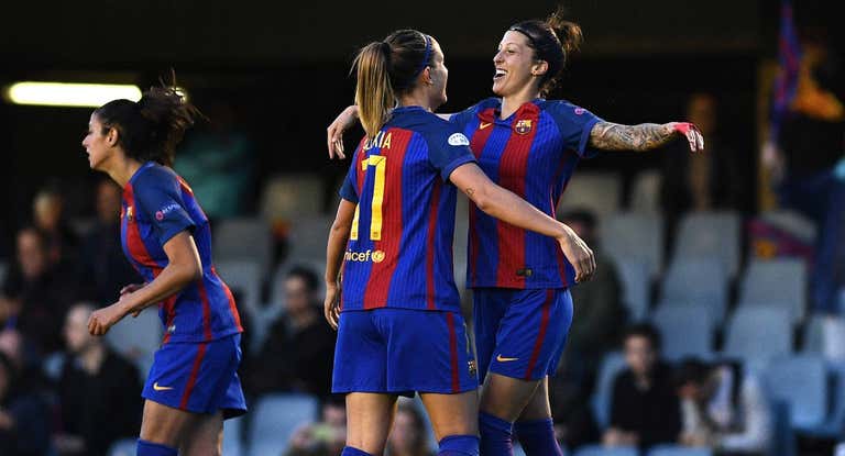 Alexia Putellas y Jenni Hermoso se abrazan durante un partido del Barça en la Champions en el curso 2016/17.