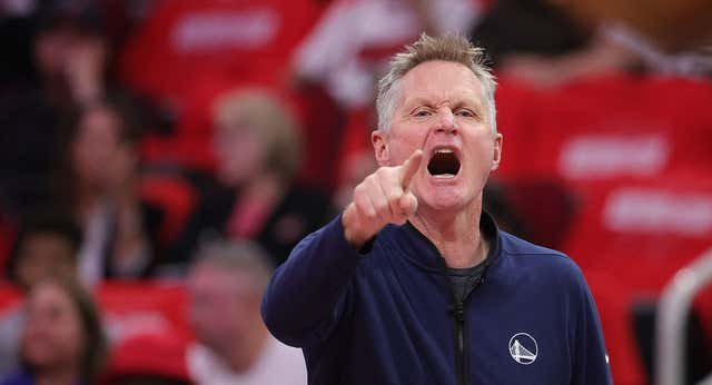 Steve Kerr carga contra el arbitraje en una cancha ‘infernal’: “No creo que un árbitro de escuela primaria hubiera pitado esa falta”