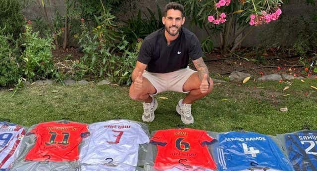 Larrivey subasta la colección de camisetas que intercambió en su carrera y se puede llevar 46.000 euros: «La única que no vendo es la de Messi«