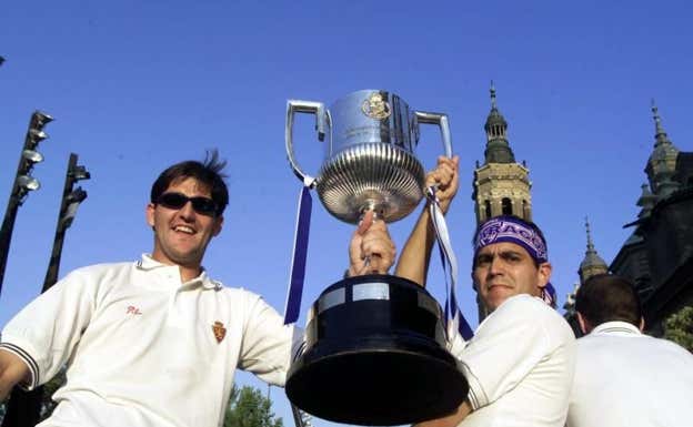 Yordi y Santi Aragón sostienen la Copa del Rey.  ABC