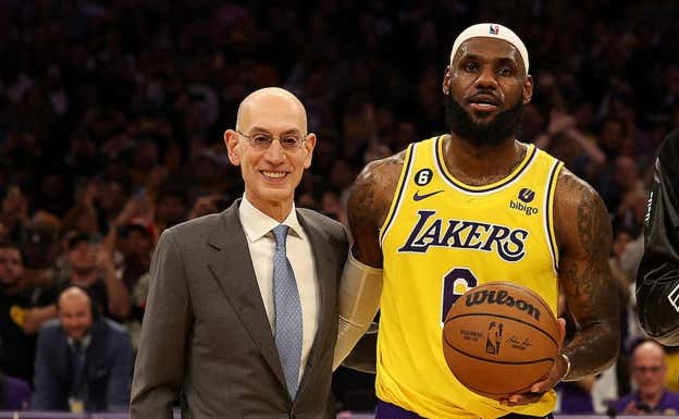 Adam Silver y LeBron James.  REUTERS