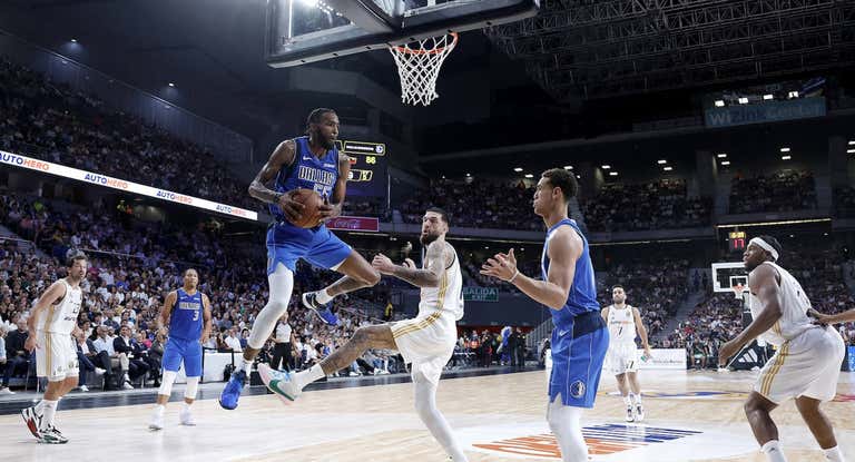Un lance del encuentro entre el Real Madrid y los Dallas Mavericks del año pasado.