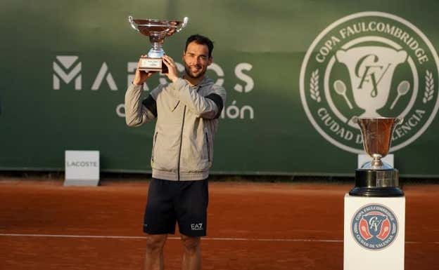 Fognini levanta el trofeo del Challenger ATP 100 de Montemar.  AFP