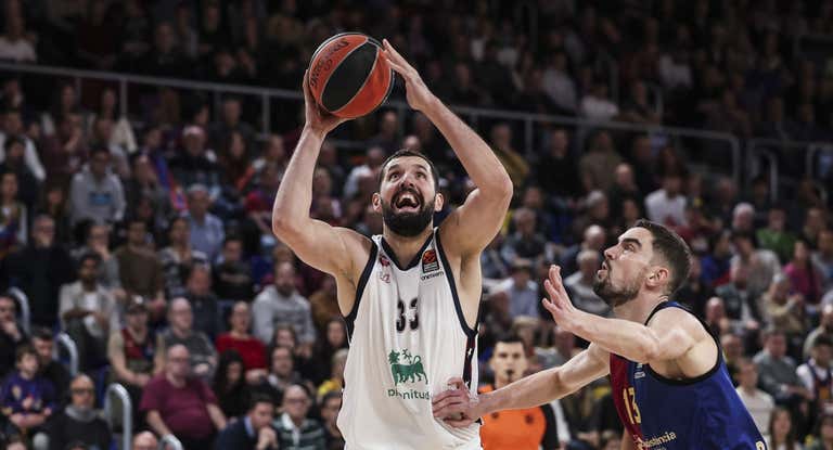 Mirotic ante Satoransky durante el partido.
