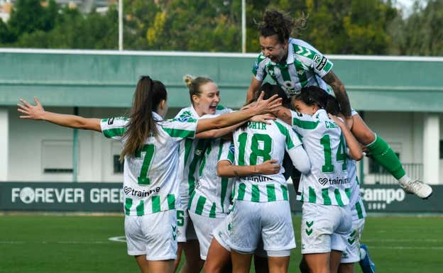 Las jugadoras del Betis celebrando el gol de Naima.  EFE