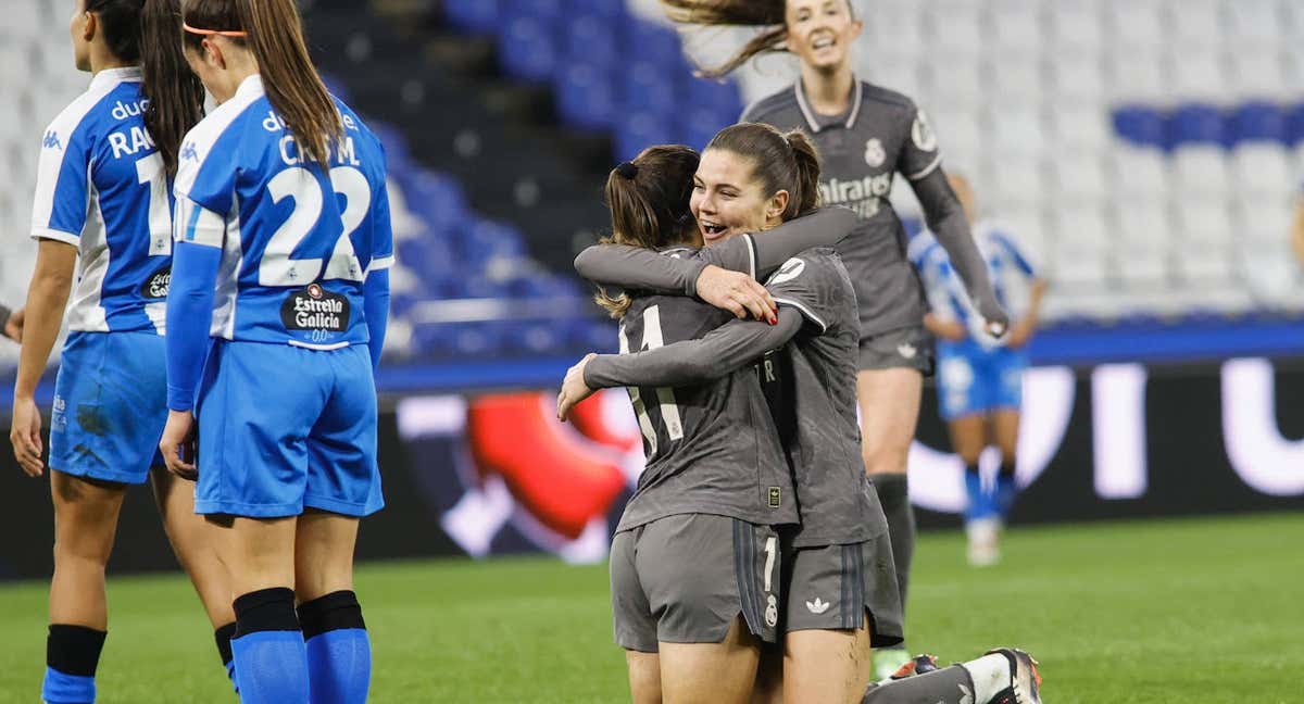Alba Redondo y Signe Bruun, jugadoras del Real Madrid, celebran el gol de la manchega ante el Deportivo Abanca en Liga F.