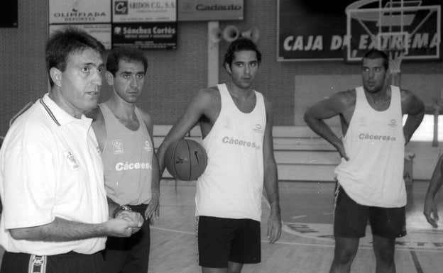 Casimiro en su etapa como entrenador del Cáceres. ABC