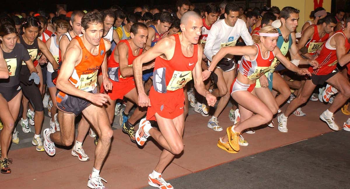 Momento de la salida de la 26 edición de la San Silvestre Vallecana, con Isaac Viciosa (i, primer plano), Chema Martínez (c, primer plano), y Marta Domínguez. /EFE/JUANJO MARTÍN