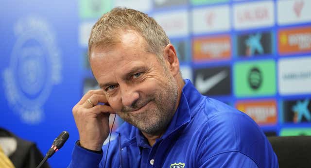 Flick alza la voz y pide igualdad: «Qué los árbitros decidan lo mismo en los otros banquillos, no solo con el Barça»