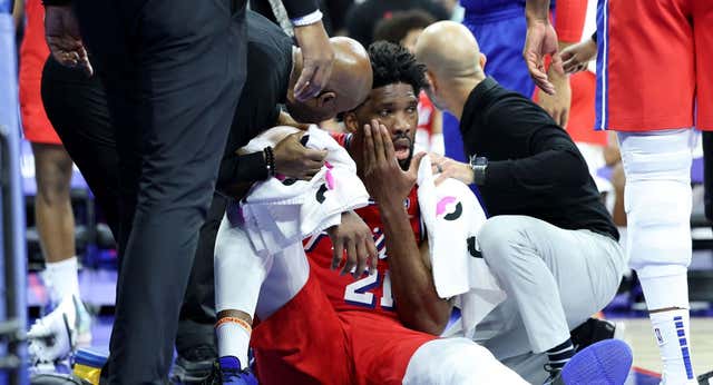 A Joel Embiid le mira un tuerto… y le parten la cara: sólo ha jugado seis partidos de 23 posibles