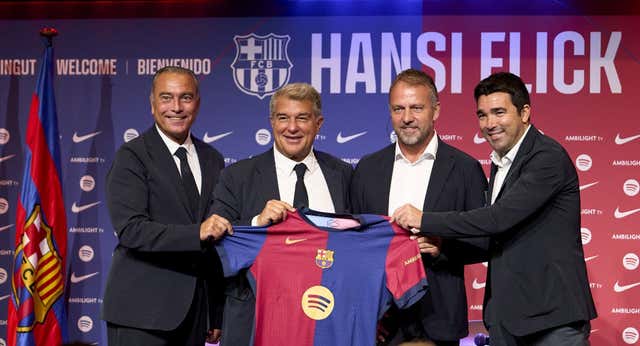 Lo que se cuece en el Barça: la pregunta que enfada a Deco y la respuesta que acerca, ahora sí, la inscripción de Olmo
