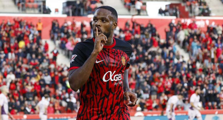 Larin celebra un gol en la tarde de hoy