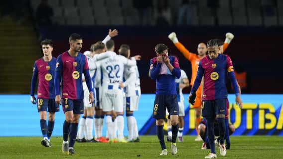 El Barça, cabizbajo, mientras el Leganés festeja el triunfo. /EFE