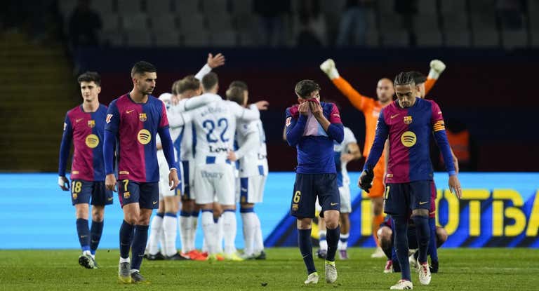 El Barça, cabizbajo, mientras el Leganés festeja el triunfo.