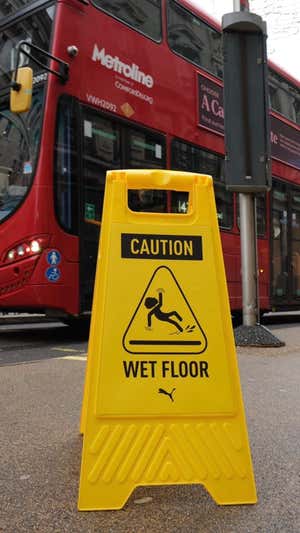 Campaña Puma en Londres: atención, suelo mojado  (@pumafootball)