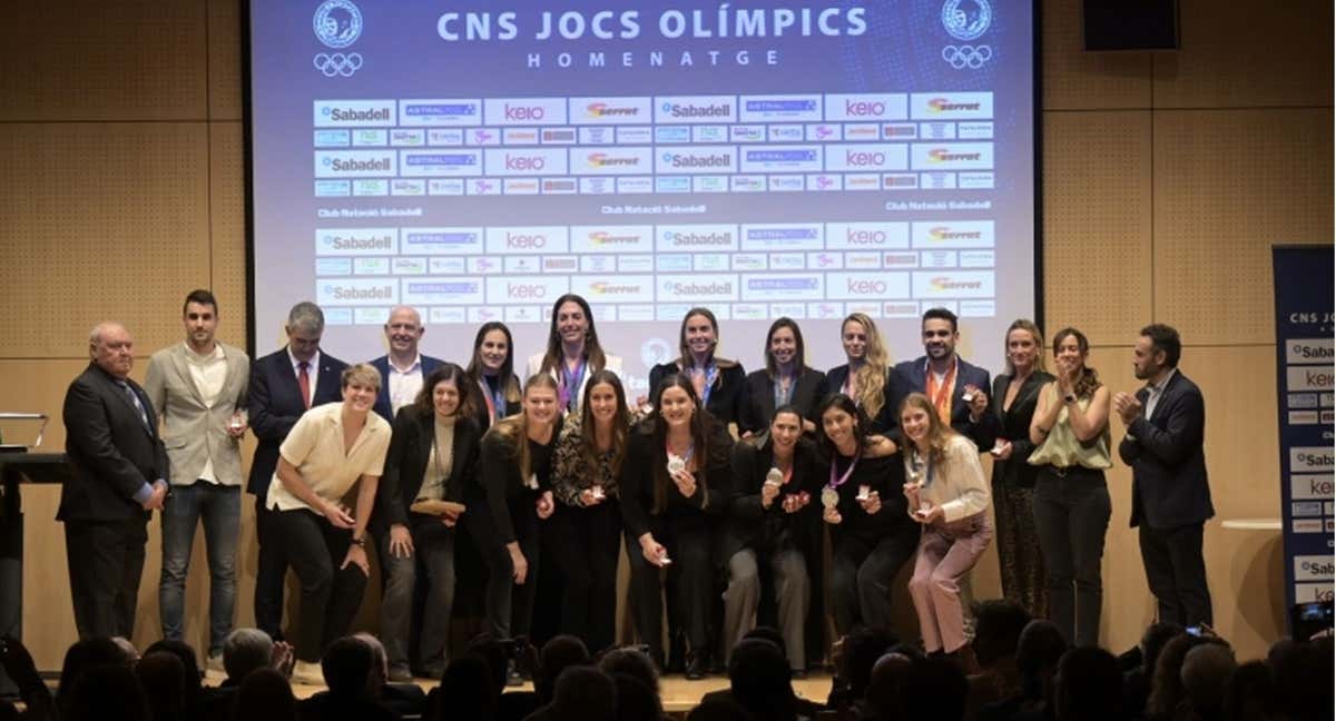 La fotografía con los medallistas que recibieron la insignia de oro de la entidad.