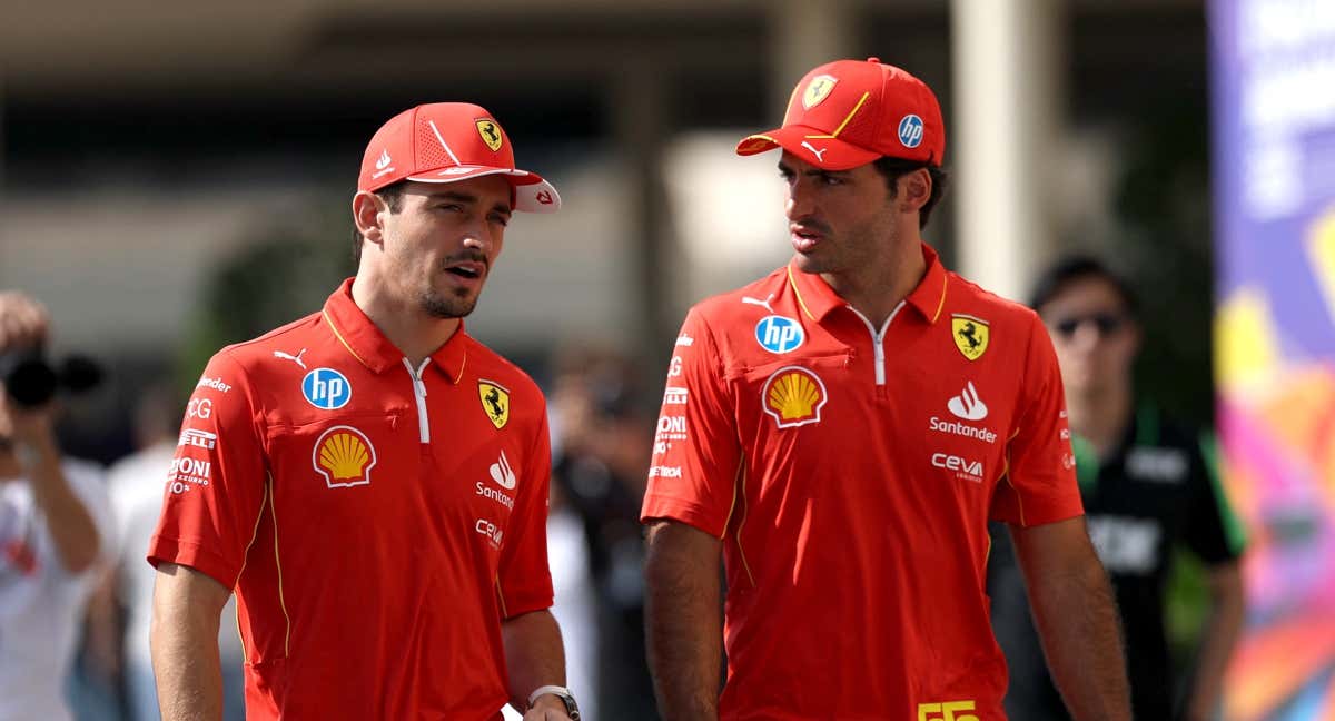 Carlos Sainz y Charles Leclerc durante el Gran Premio de Abu Dabi.