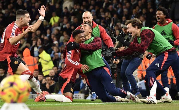 Los futbolistas del United celebran con Amad Diallo. REUTERS