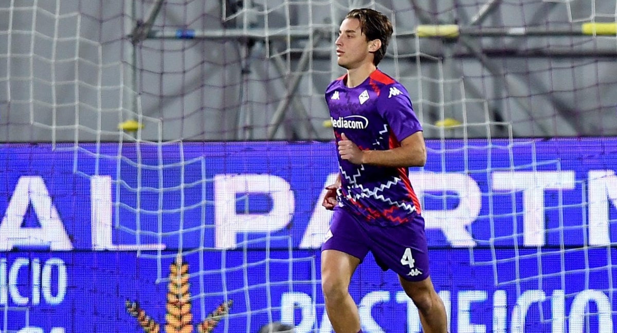 El futbolista italiano no podría jugar en la Serie A si no se quita el desfibrilador que se le implantó tras desplomarse.