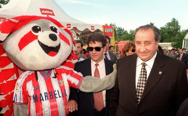 Jesús Gil junto con Indi, mascota del Atlético de Madrid. EFE