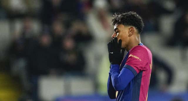 Lamine Yamal repite la foto triste en el banquillo y su tobillo derecho preocupa en el Barça