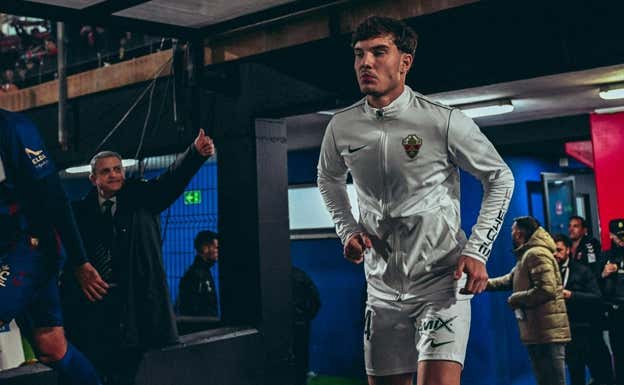 Yago Santiago, antes de un partido con el Elche.