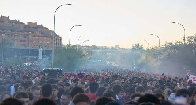 Detenidos 16 aficionados tras destrozar un bazar y amenazar a sus clientes cerca del Metropolitano