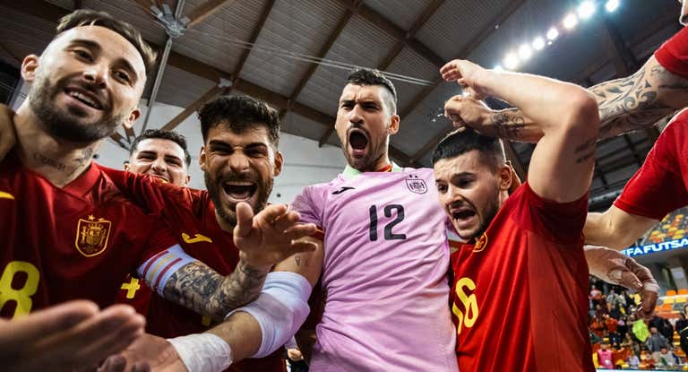 Rivillos, Esteban, Feixas y Pani celebran el triunfo de España ante Bosnia en Cartagena.