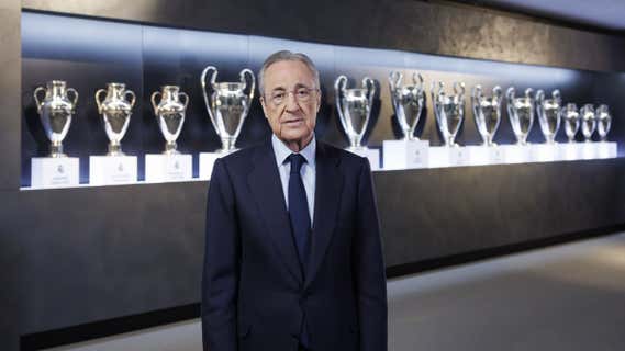 Florentino Pérez, con las 15 copas de Europa del Real Madrid. /EFE
