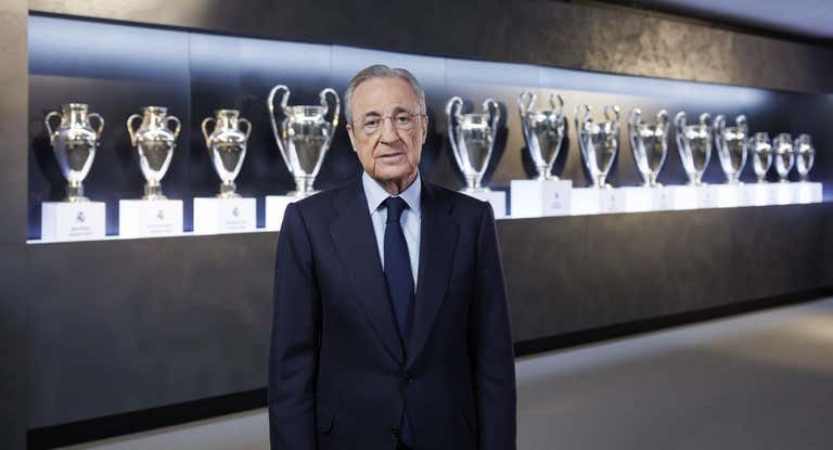 Florentino Pérez, con las 15 copas de Europa del Real Madrid.