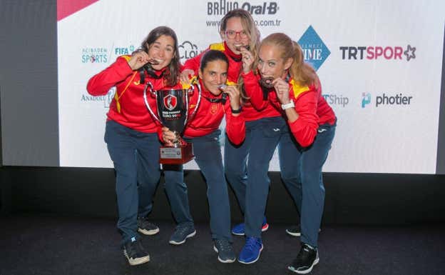 La Selección femenina celebra la plata en el Campeonato Europeo.  FIFG