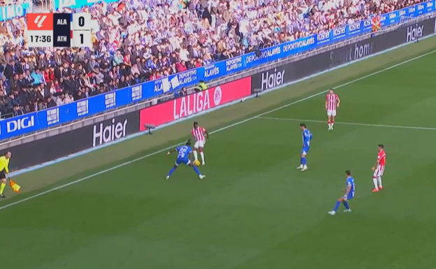 Momento en el que el pase de Iñaki Williams toca en la pierna de Moussa Diarra.