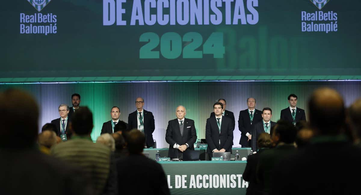 La mesa presidencial de la Junta del Betis.
