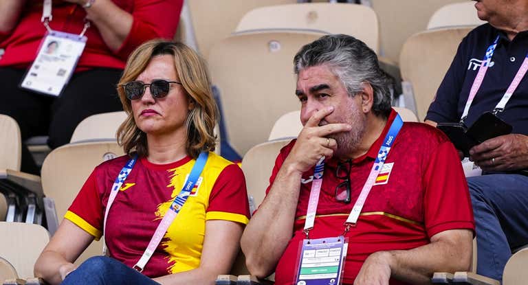 La ministra Pilar Alegría y José Manuel Uribes, en los Juegos Olímpicos de París.