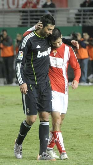 Raúl Albiol abrazado a su hermano Miguel durante un partido de Copa del Rey.
