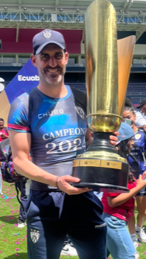 Andoni Bombín con el título de la Liga Ecuatoriana femenina. INSTAGRAM.